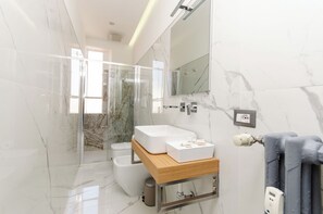 Appartement, uitzicht op binnenplaats | Badkamer | Een douche, gratis toiletartikelen, een haardroger, handdoeken