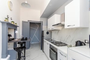 Apartment, Blick auf den Innenhof | Eigene Küche | Großer Kühlschrank, Mikrowelle, Ofen, Herdplatte