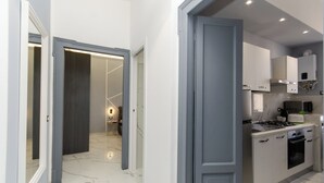 A modern kitchen with a stove, oven, and microwave. - VivimiHome-Navigli Exclusive Apartment (Milan)