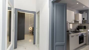 Apartment, Blick auf den Innenhof | Wohnbereich | 50-Zoll-Smart-TV mit Kabelempfang