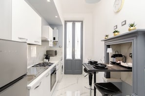 Apartment, Blick auf den Innenhof | Eigene Küche | Großer Kühlschrank, Mikrowelle, Ofen, Herdplatte