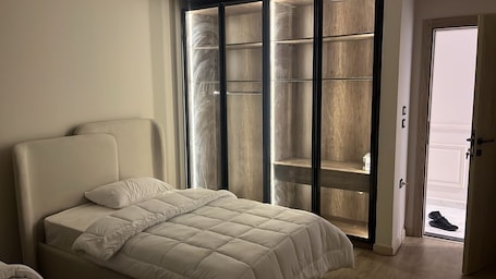 4 bedrooms, iron/ironing board, WiFi, bed sheets. Spacious 4-bedroom apartment in fabulous Giza Governorate with AC, WiFi