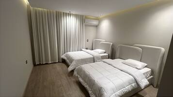 4 bedrooms, iron/ironing board, WiFi, bed sheets