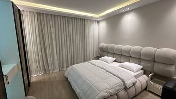 4 bedrooms, iron/ironing board, WiFi, bed sheets