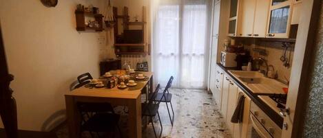 冰箱、微波炉、烤箱、炉灶