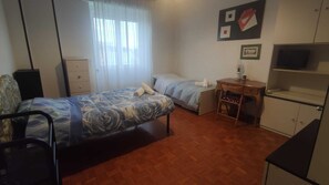 3 habitaciones, tabla de planchar con plancha, wifi y ropa de cama