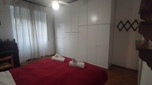 3 chambres, fer et planche à repasser, Wi-Fi, draps fournis