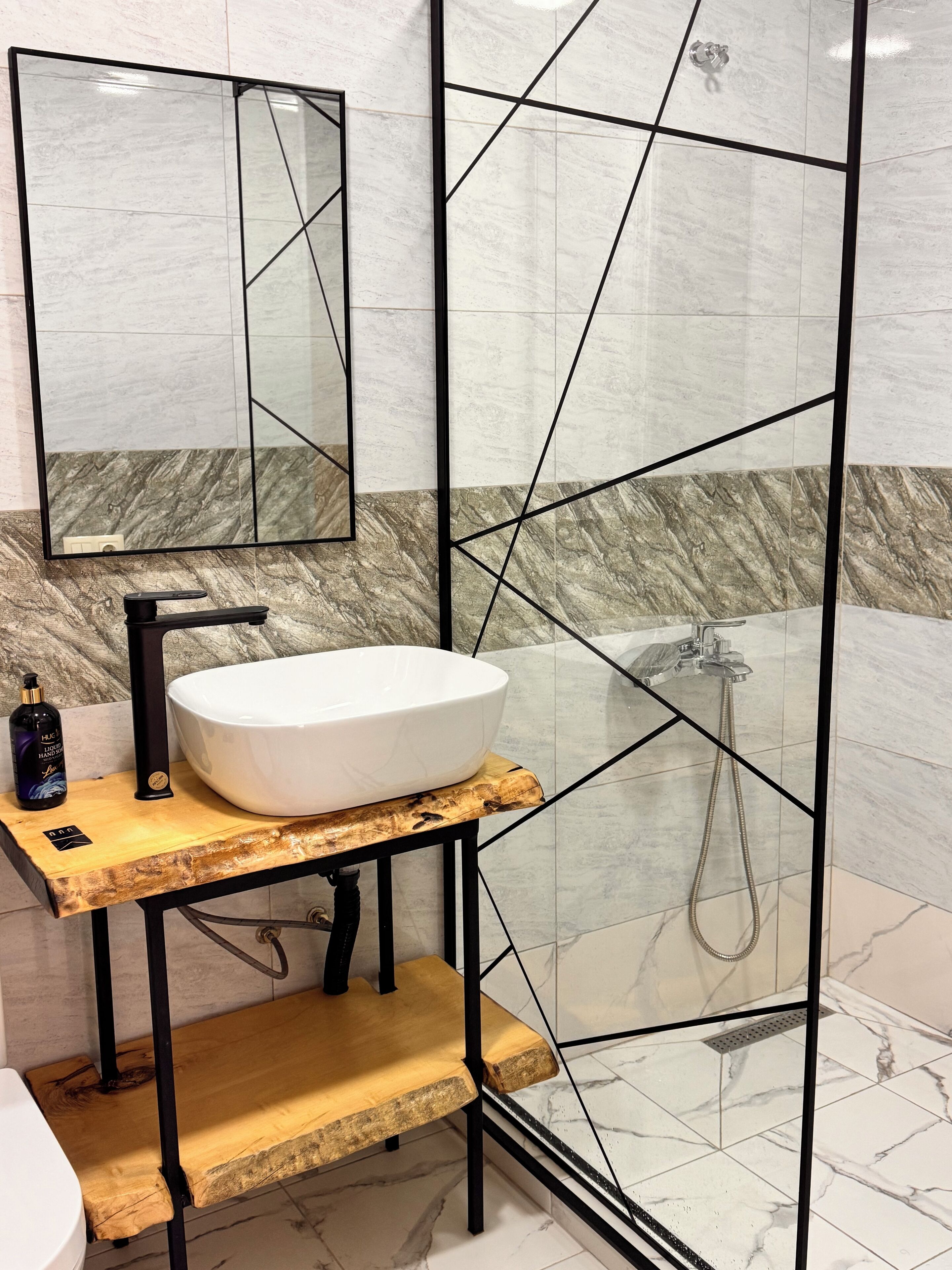 Bañera de hidromasaje, secador de pelo, bidé y toallas