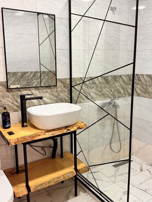 Bañera de hidromasaje, secador de pelo, bidé y toallas