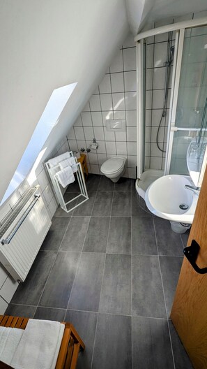 Appartement, privébadkamer | Badkamer | Een douche, een haardroger, handdoeken, zeep