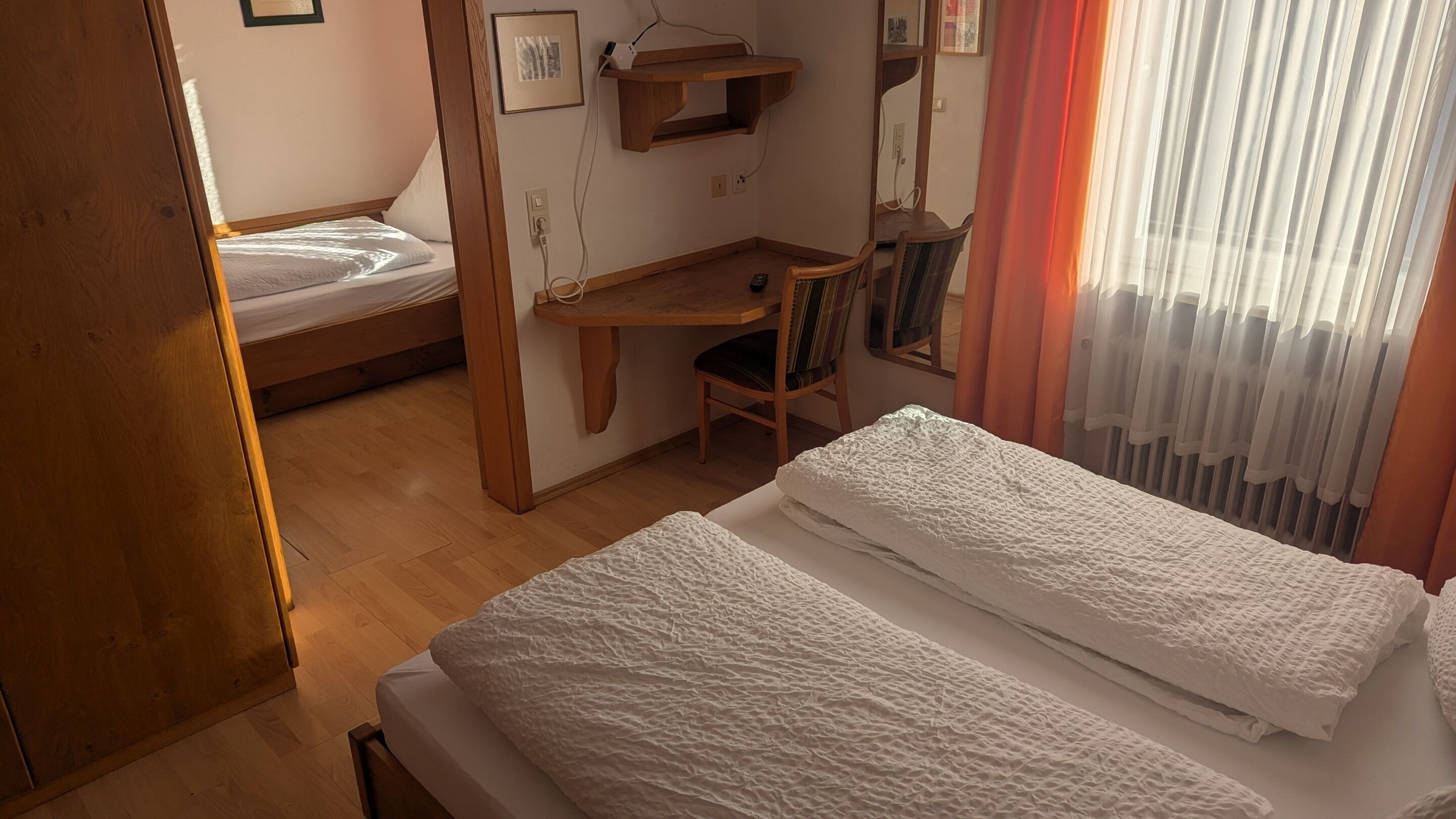 Camera da letto con due letti, una scrivania e una sedia.