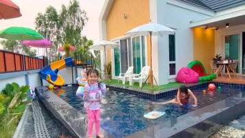 Hồ bơi ngoài trời