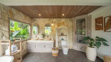 Artículos de tocador gratuitos, secador de pelo, pantuflas, toallas