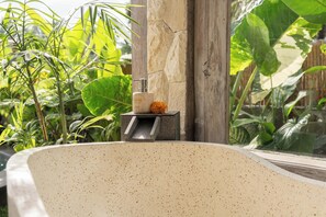 Phòng, 1 phòng ngủ, quang cảnh thung lũng (Suite Pool Villa) | Phòng tắm | Đồ dùng nhà tắm miễn phí, máy sấy tóc, dép đi trong nhà