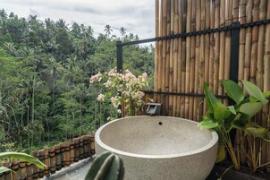 客房, 1 间卧室, 山谷景观 (Pool Villa) | 浴室 | 免费洗浴用品、吹风机、拖鞋、毛巾