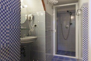 Regadera, secadora de cabello, bidet, toallas 