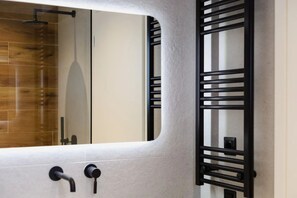 Shower, free toiletries, hair dryer, slippers - LIMNI Boutique Experience Hotel (Mantoudi-Limni-Agia Anna)