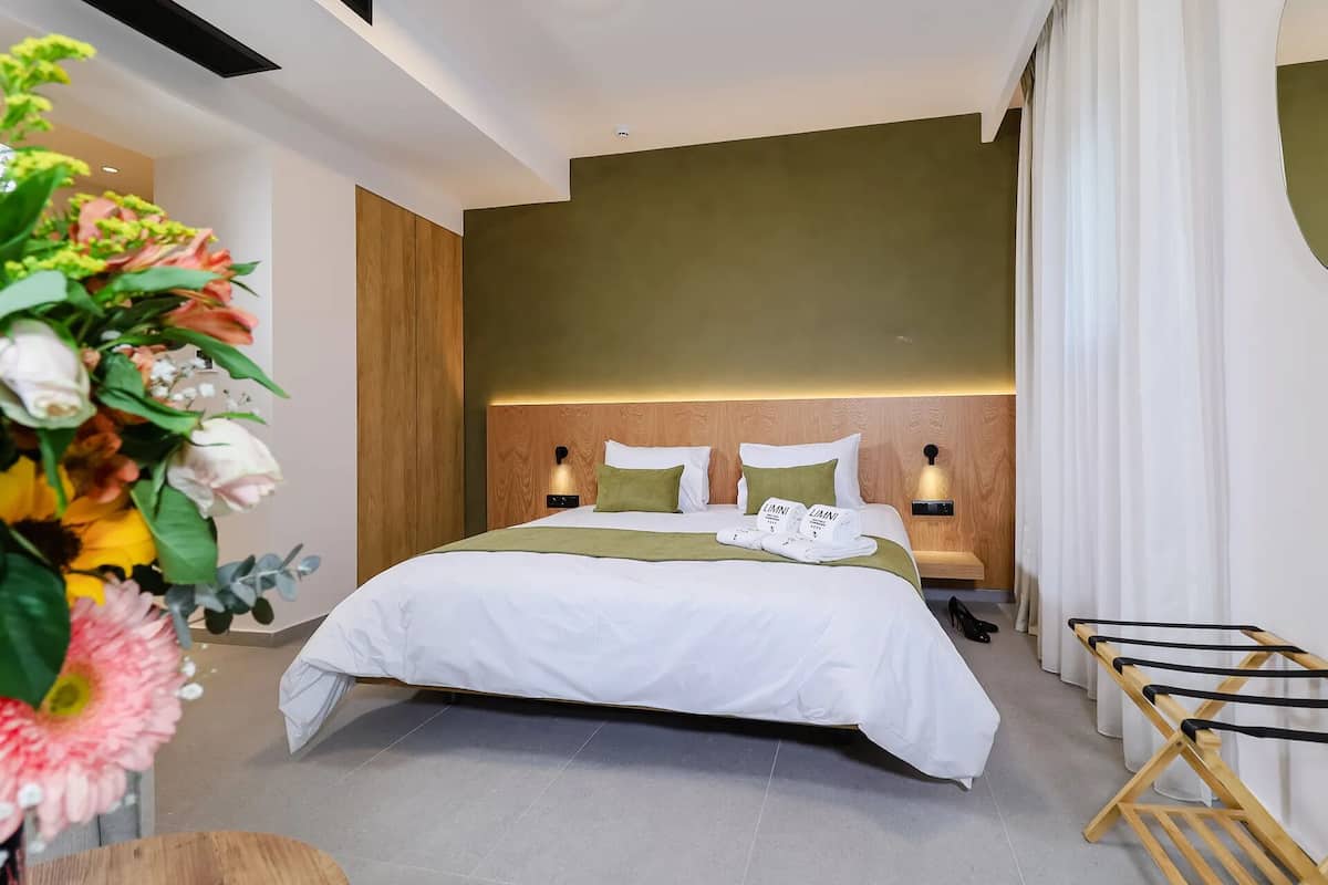 Deluxe Triple Room (with Jacuzzi), Balcony