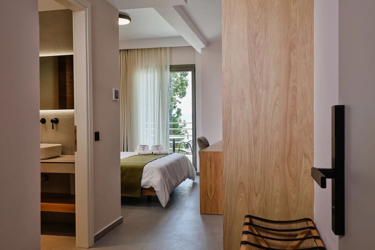Hypo-allergenic bedding, minibar, in-room safe, blackout curtains