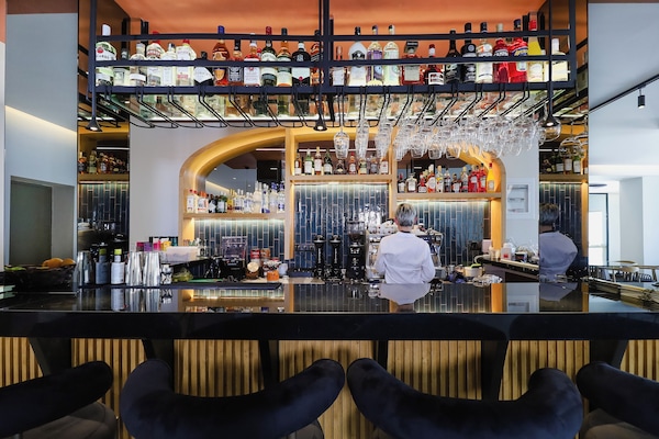 2 bars/lounges