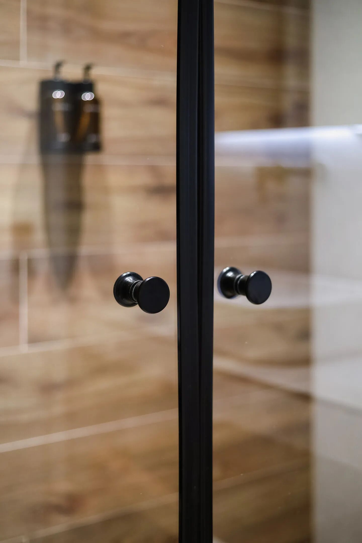 Douche, articles de toilette gratuits, sèche-cheveux, chaussons