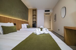 Bộ đồ giường kháng dị ứng, minibar, két bảo mật tại phòng 
