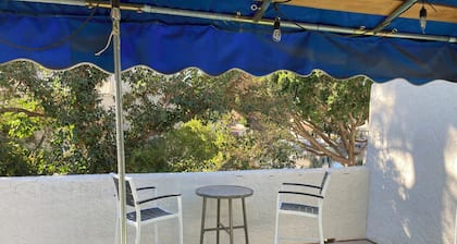 Lake View Condo. Free pool. Peaceful. Quiet. Fireplace, WiFi, Pool, Free parking