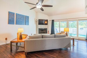 Smart TV y chimenea 