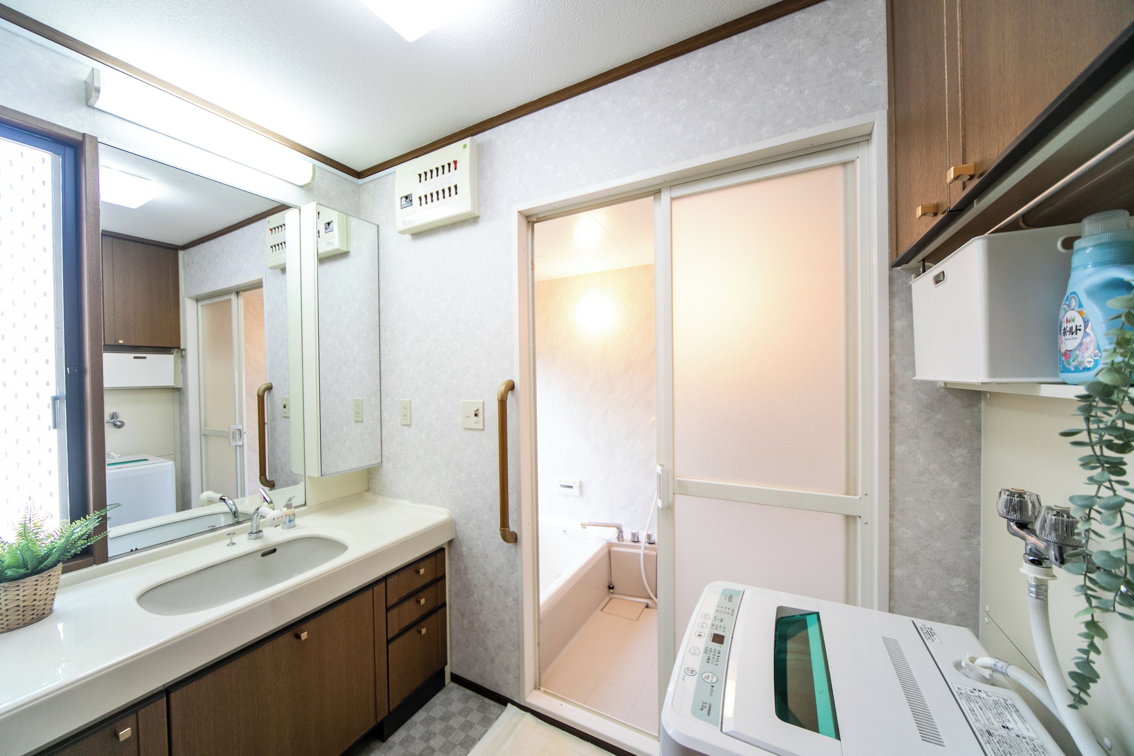 Articles de toilette gratuits, sèche-cheveux, chaussons, bidet