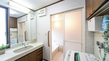 Articles de toilette gratuits, sèche-cheveux, chaussons, bidet
