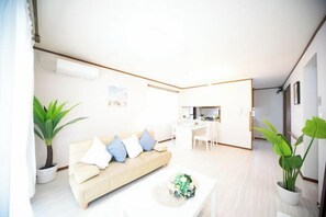 Cribs/infant beds