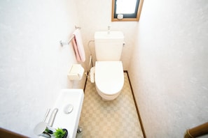 Artículos de tocador gratuitos, secador de pelo, pantuflas, bidet