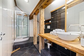 Family Apartment | Bathroom - Sveggvika Guesthouse (Averoy)