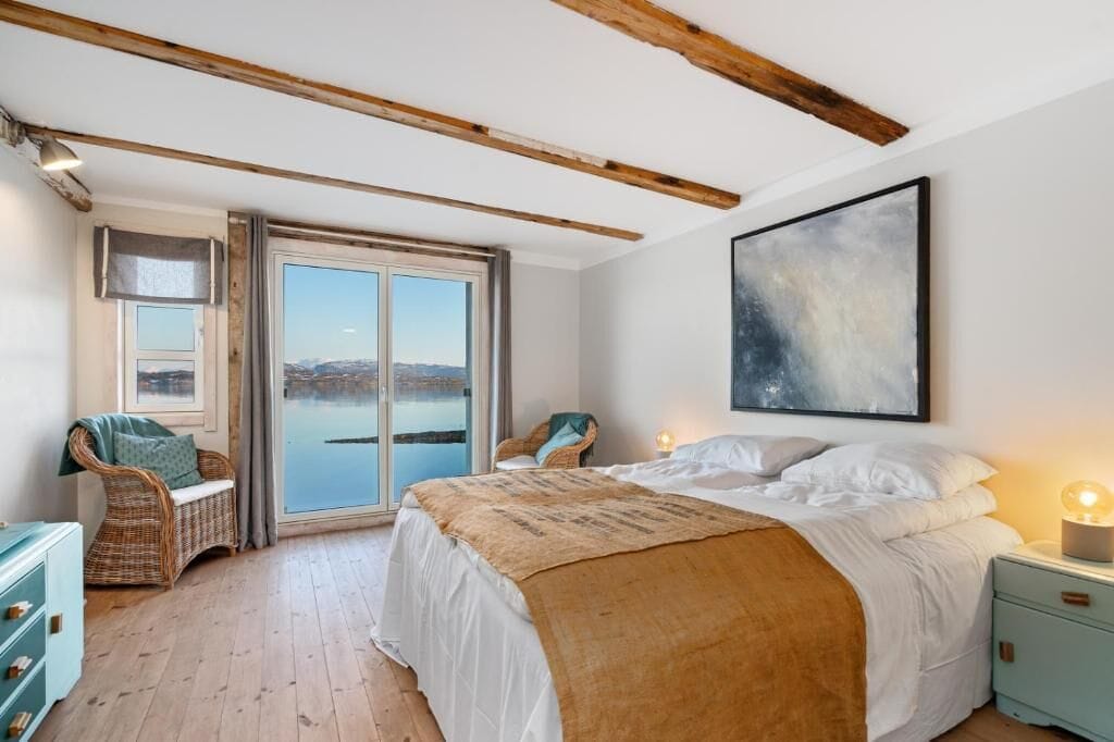 婴儿床、免费 WiFi、床单