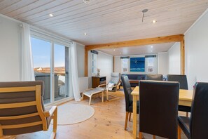 Family Apartment | Courtyard view - Sveggvika Guesthouse (Averoy)