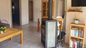 Un salon chaleureux avec une cheminée, des meubles en bois et une bibliothèque.