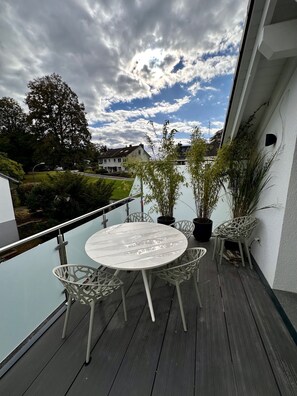 Outdoor dining - Vacation apartment with lake view in Hattingen - an oasis of well-being in the middle of the Pott! (Hattingen)