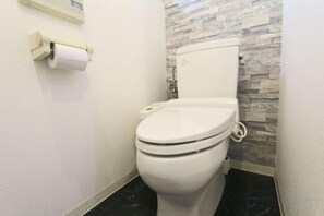 Free toiletries, hair dryer, slippers, bidet - ELLE Namba Villa (Osaka)