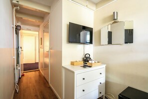 Habitación cuádruple junior | Wifi gratis, decoración individual, ropa de cama