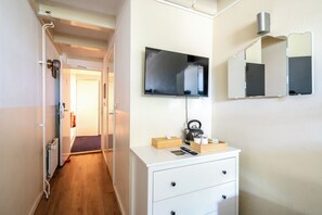 Junior Quadruple Room | Free WiFi, individually decorated, bed sheets - Hotel Prinsenhof Amsterdam (Amsterdam)