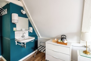 A modern bathroom with a sink, mirror, and storage cabinet. - Hotel Prinsenhof Amsterdam (Amsterdam)
