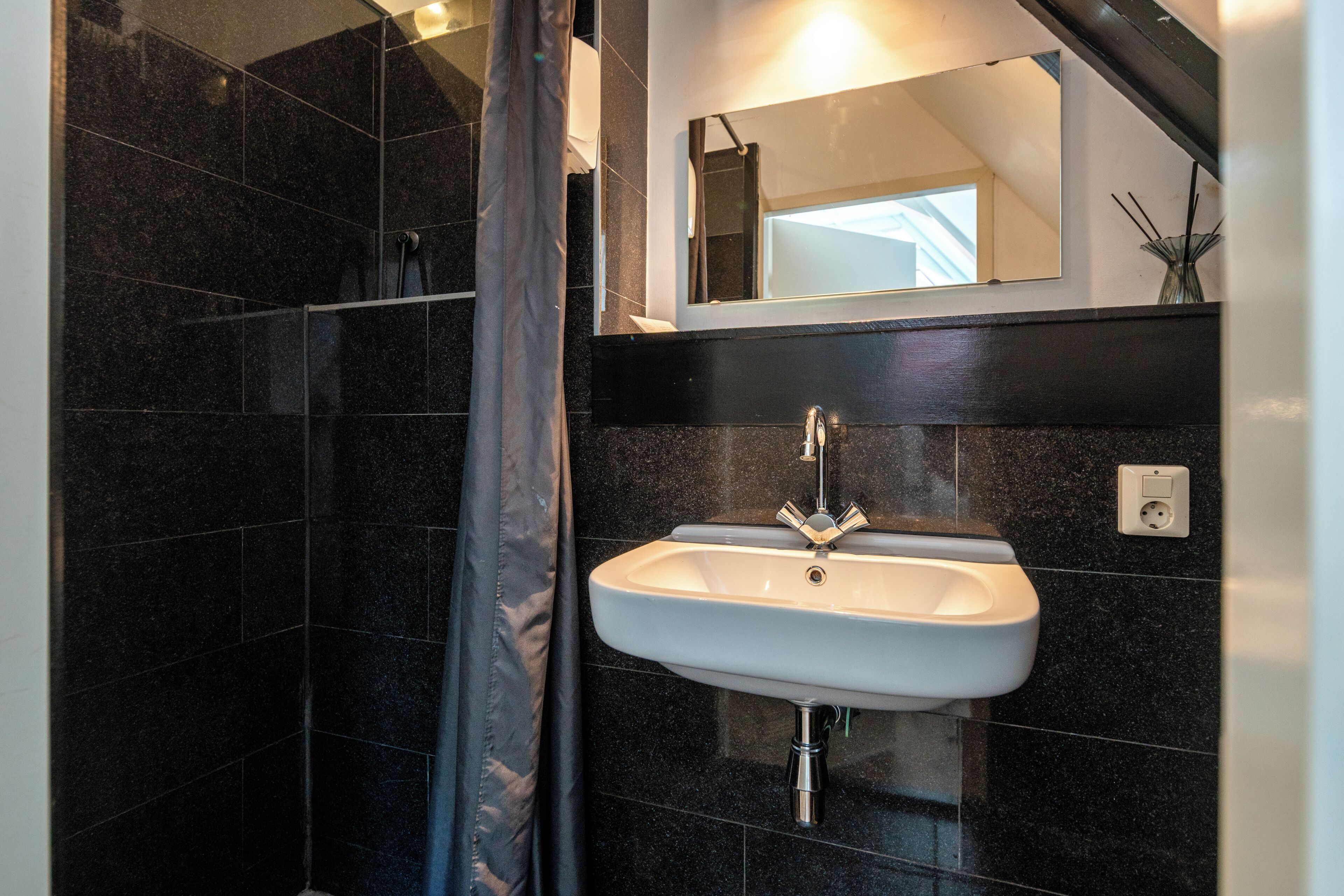 Deluxe Quadruple Room | Bathroom