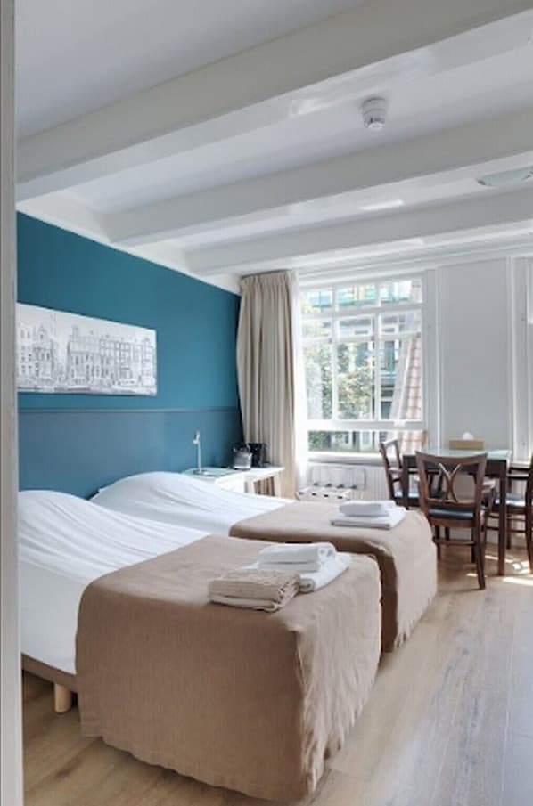 Habitación cuádruple superior | Wifi gratis, decoración individual, ropa de cama