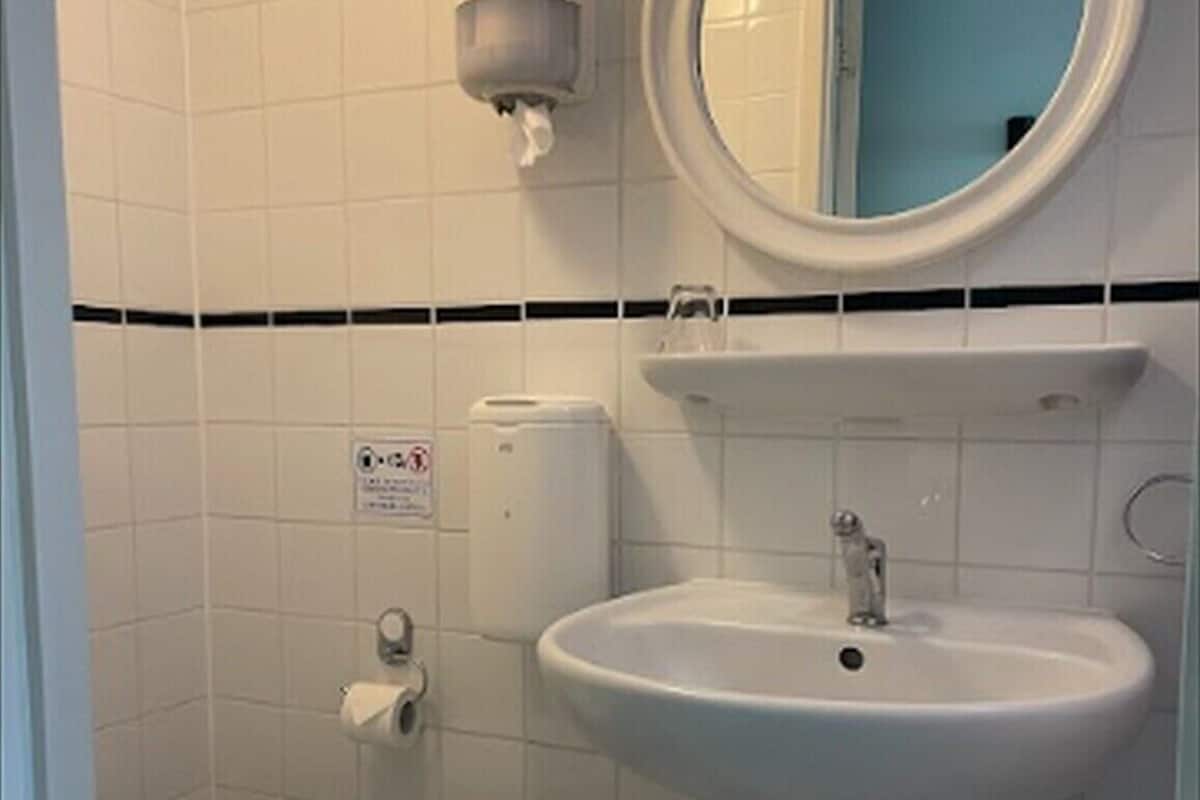 Ducha, secador de pelo, toallas, jabón