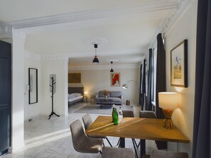 Apartment 5 | Premium bedding, down comforters, memory foam beds, blackout drapes - Art Apartments (Hamburg)