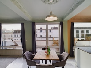 Apartment 6 | Premium bedding, down comforters, memory foam beds, blackout drapes - Art Apartments (Hamburg)