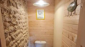 Een haardroger, handdoeken