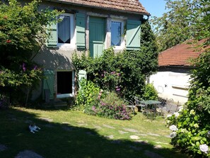 Outdoor dining - Stone and Wood Bed and Breakfast (Broye)