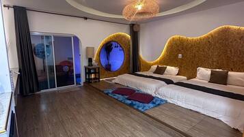 Un dormitorio moderno con techo curvo, una cama grande y un elemento decorativo circular en la pared.