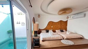 Une chambre à coucher avec une tête de lit en bois, un lit avec une literie blanche, une lampe de chevet et une vue sur une piscine.